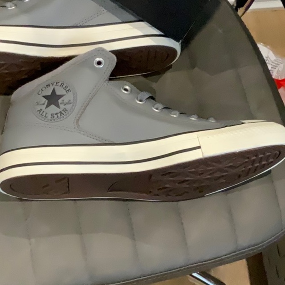 NWT NEW IN BOX CONVERSE HIGH TOPS LEATHER - Picture 6 of 6